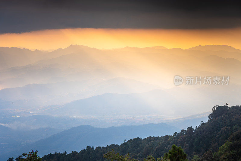 全景自然景观，风景优美的日出和薄雾在泰国北部的山景Doi Inthanon